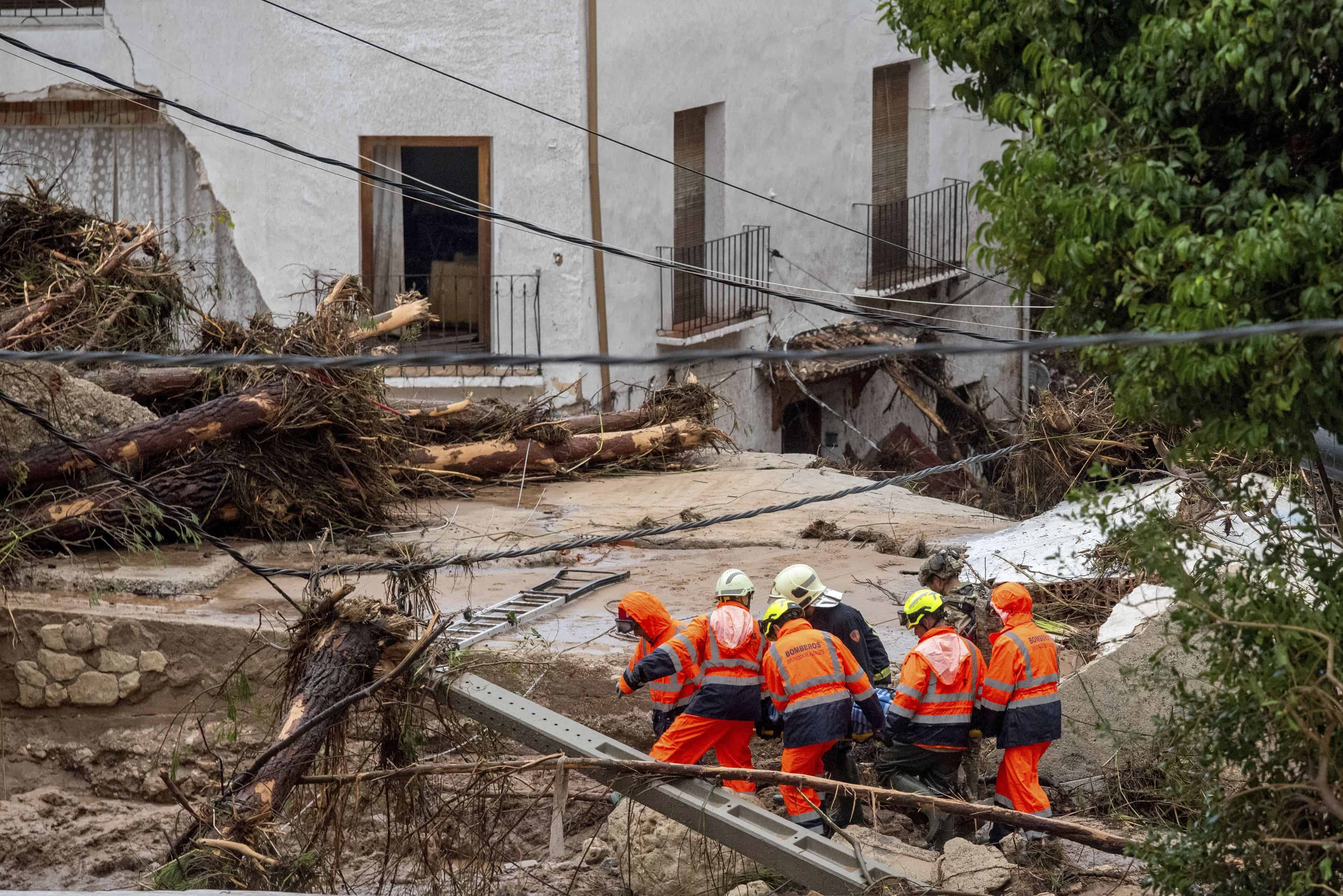 Miembros de los servicios de emergencia transportan el cuerpo de una persona atrapada tras las inundaciones en Letur, Albacete, el martes 29 de octubre de 2024.