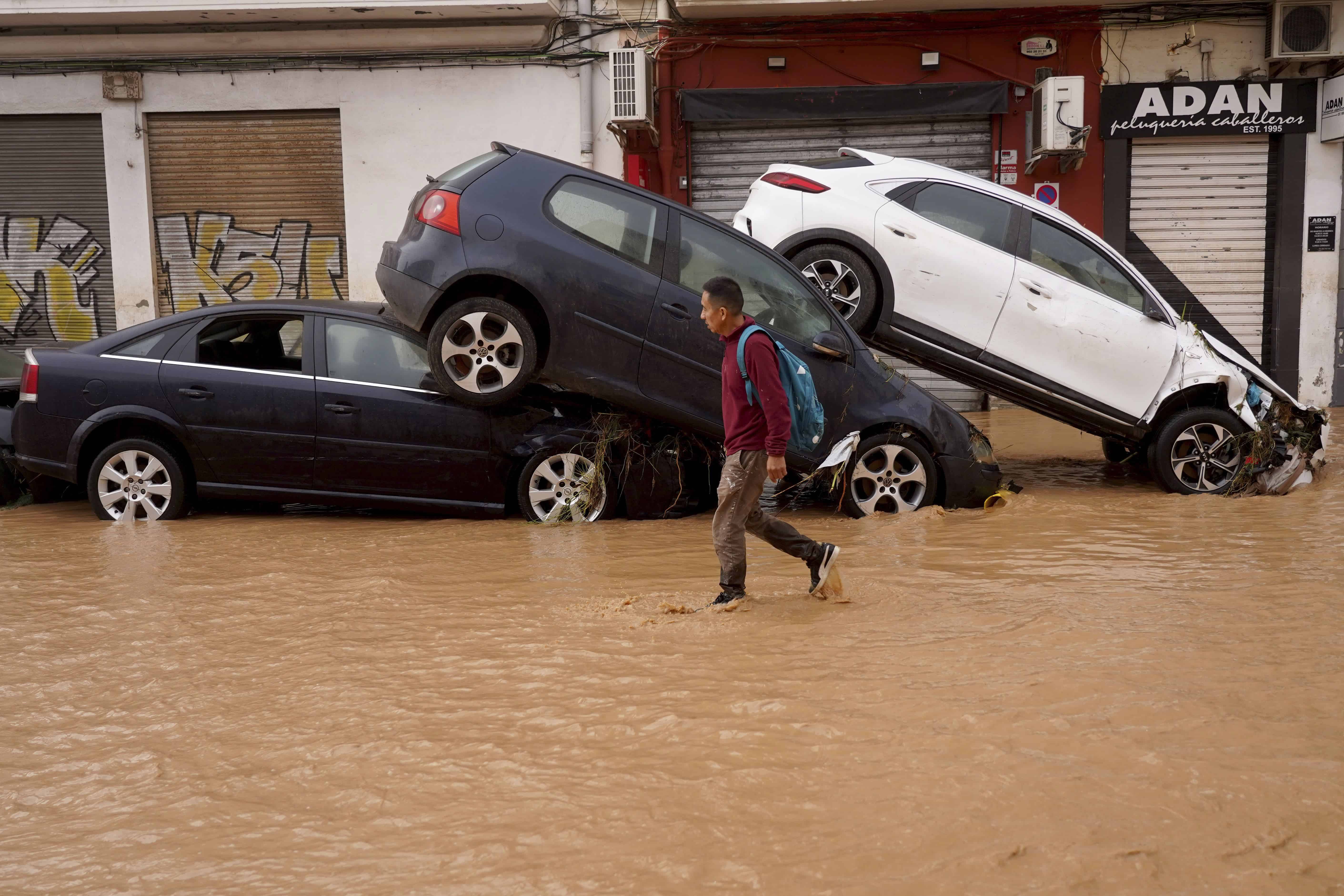 Un hombre camina por calles inundadas en Valencia, España, el miércoles 30 de octubre de 2024.