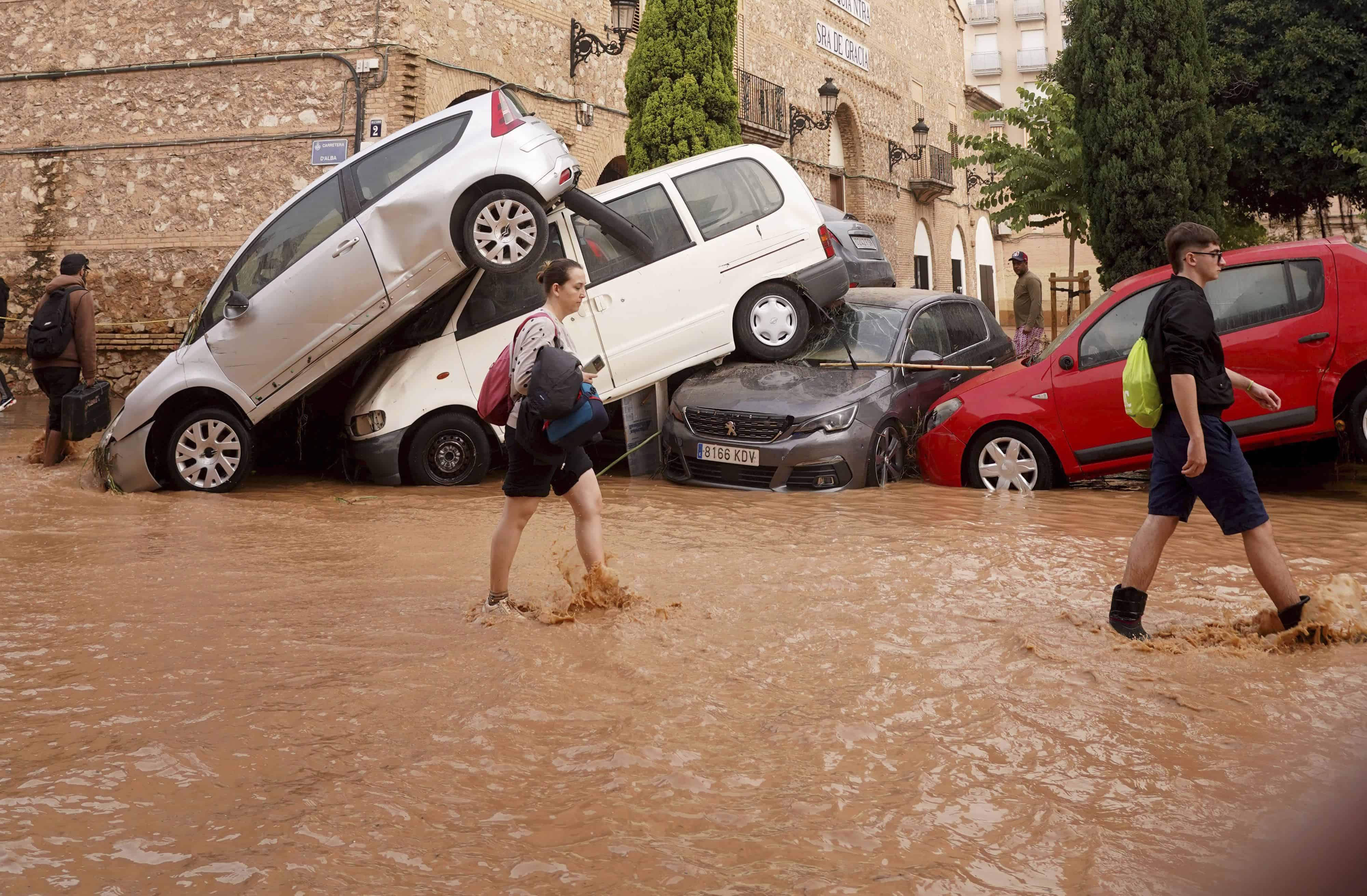 Residentes caminan por calles inundadas en Valencia, España, el miércoles 30 de octubre de 2024.