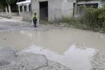 Hoyos en la calle Los Jardines del sector La Ureña mantienen desesperados a residentes