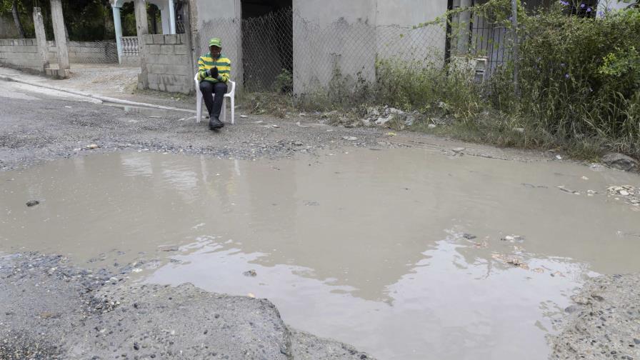 Hoyos en la calle Los Jardines del sector La Ureña mantienen desesperados a residentes