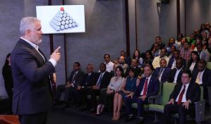 Expresidente de Colombia, Iván Duque, habla sobre liderazgo a colaboradores de Aduanas