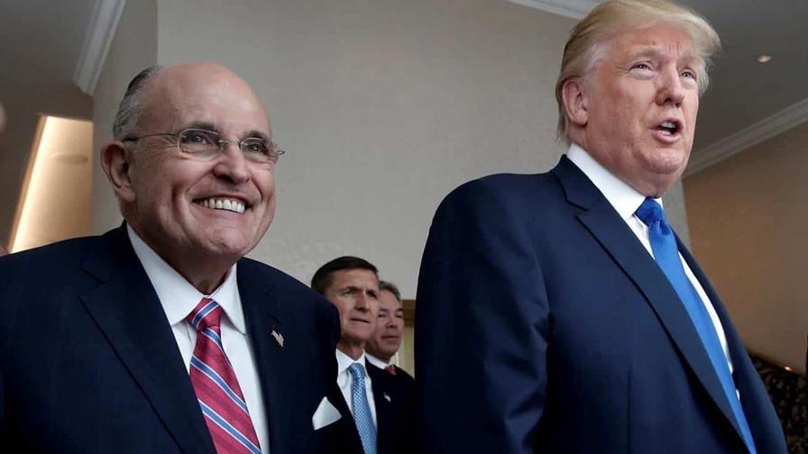 Trump indulta a Rudy Giuliani y otros acusados de intentar revertir las elecciones de 2020