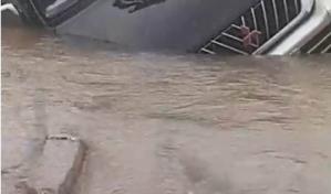 Reportan inundaciones en residencial de SDE tras romperse tubería