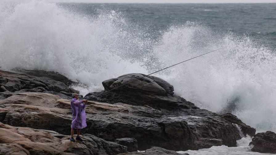 Un fuerte tifón se acerca a Filipinas, donde muchos refugios siguen llenos tras otra tormenta