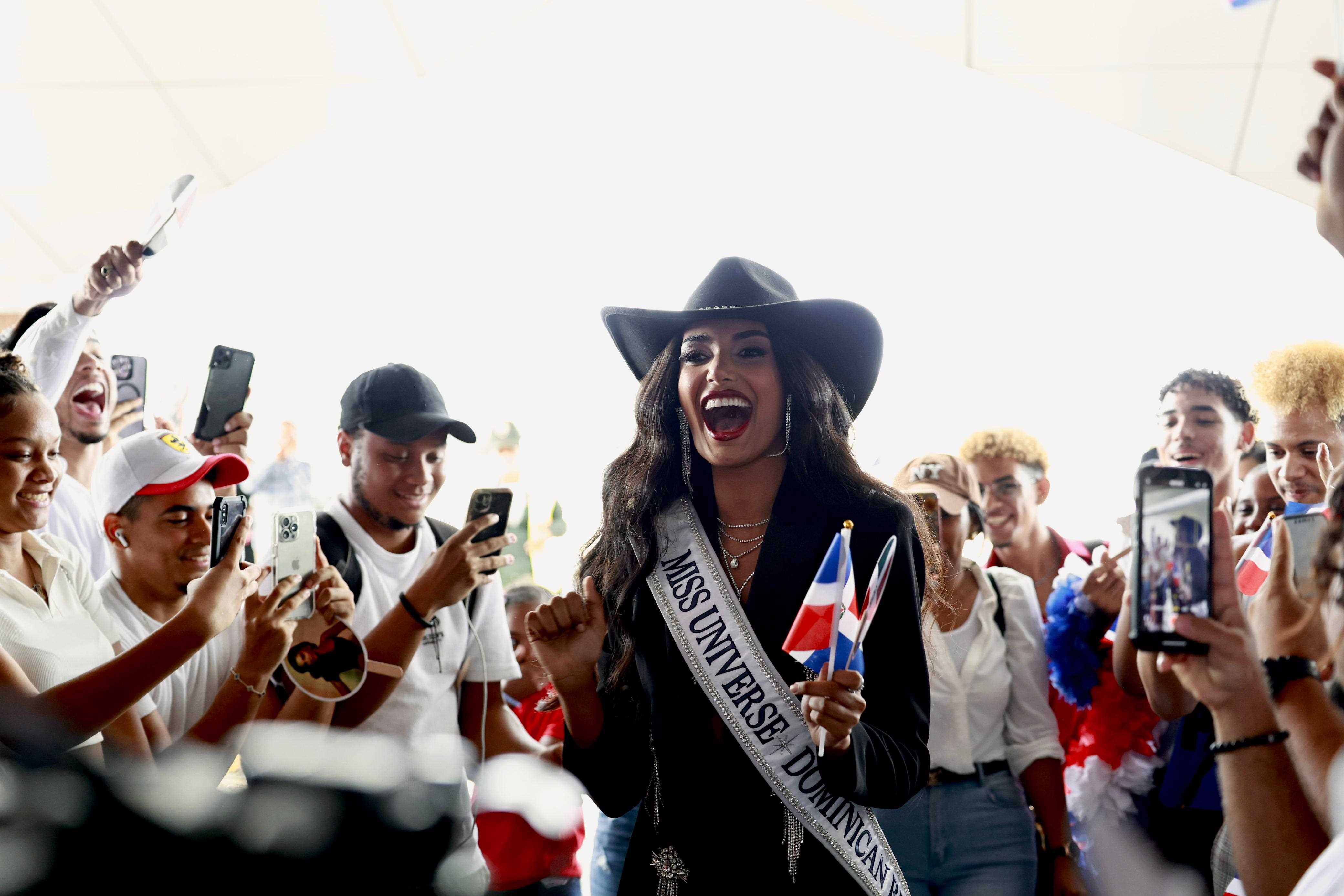 Celinée Santos partió con gran estilo a Miss Universo.