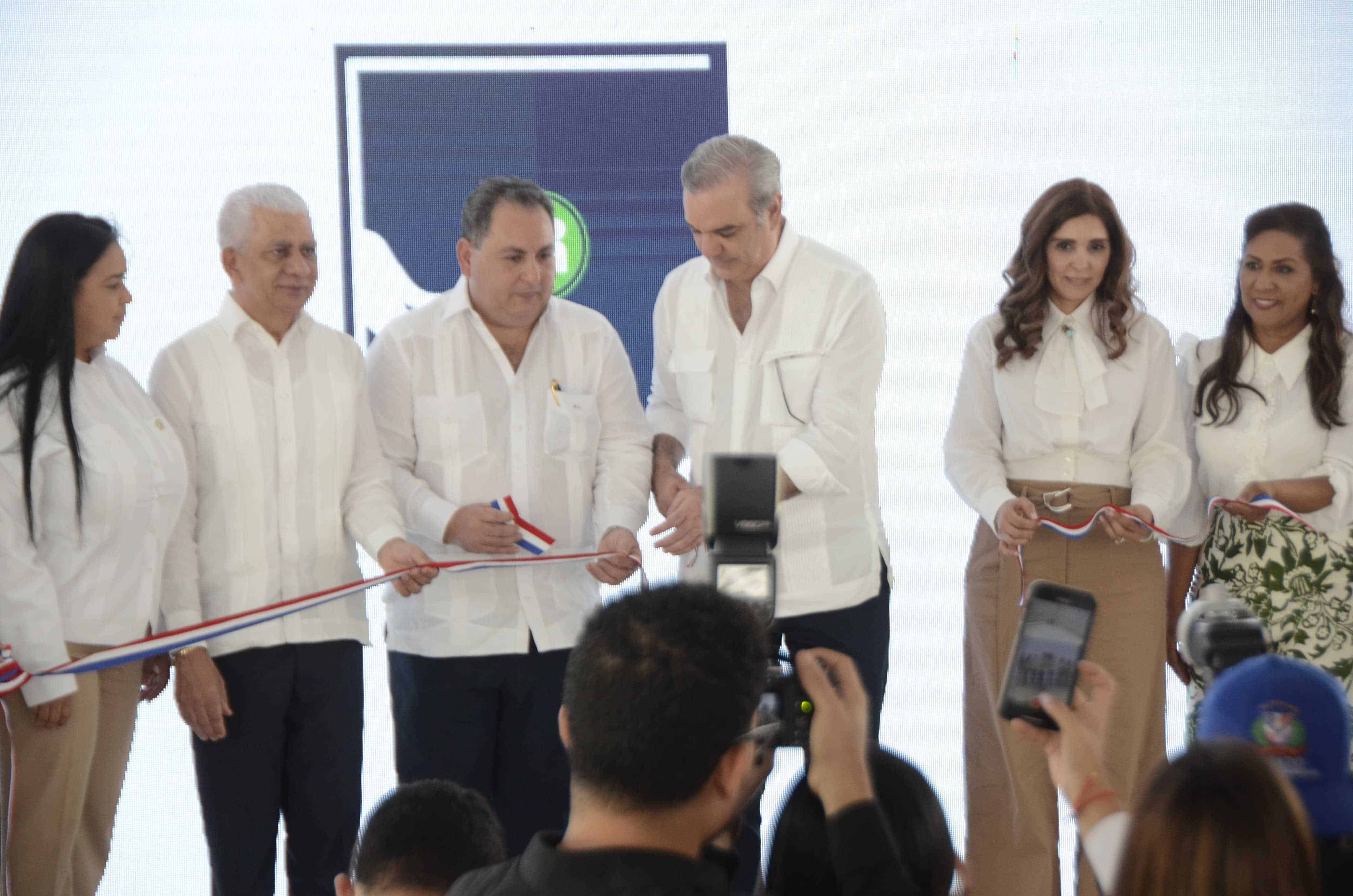 El presidente Luis Abinader corta la cinta que inaugura la unidad de cuidados intensivos en el hospital Inmaculada Concepción, en Cotuí.