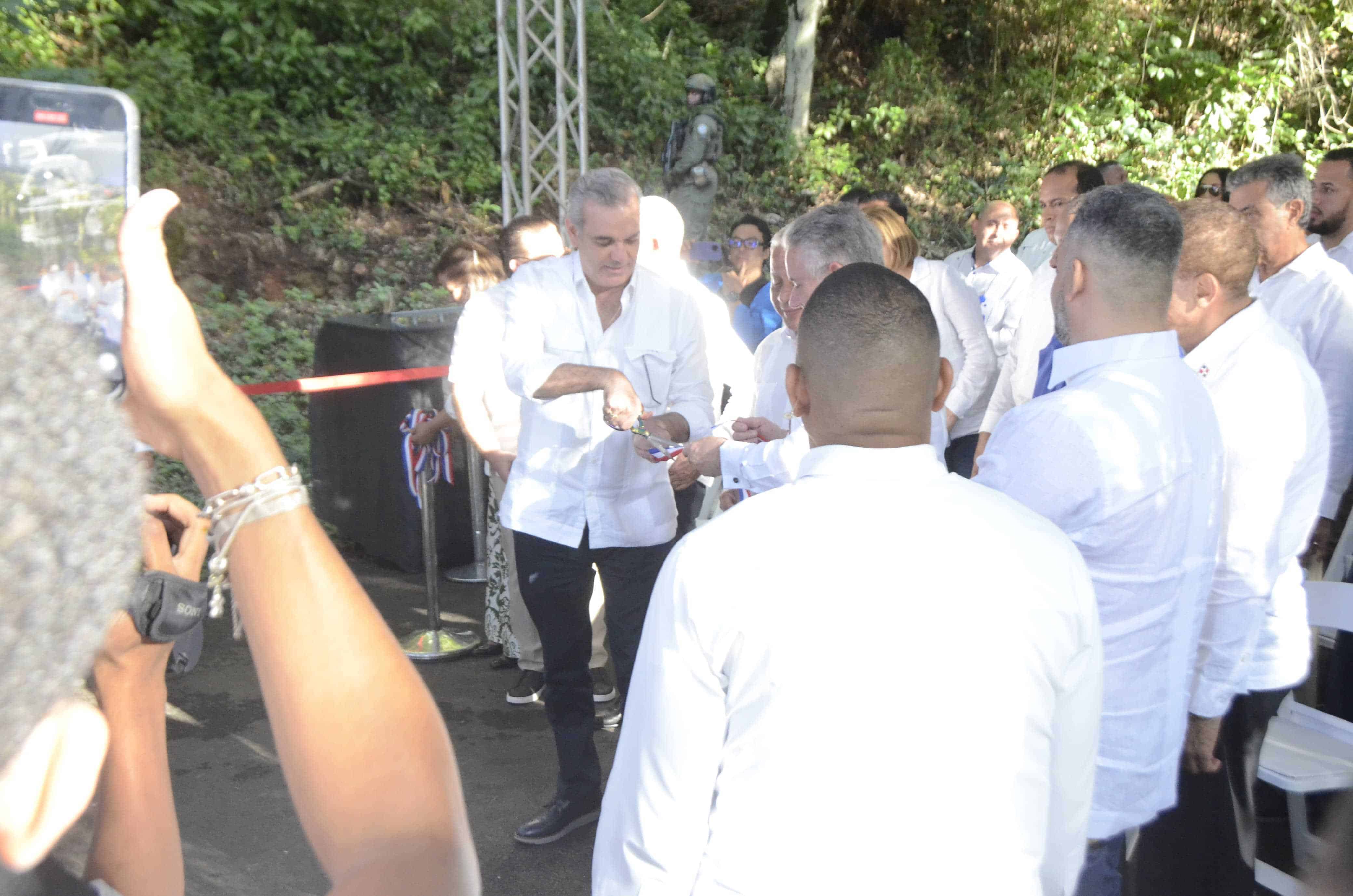 Abinader en el corte de cinta en la feria de Sánchez Ramírez.