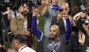 Zapatillas de Freeman y guantes de Betts al Salón de la Fama del béisbol