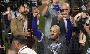 Zapatillas de Freeman y guantes de Betts al Salón de la Fama del béisbol