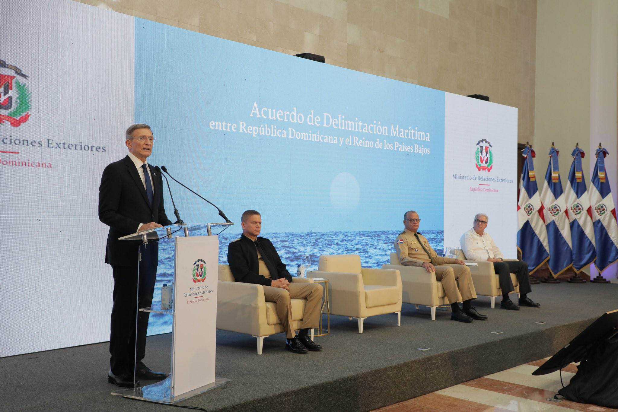 Roberto Álvarez estuvo acompañado por el vicealmirante de la Armada, Agustín Morillo Rodríguez, el ministro de Defensa, Carlos Antonio Fernández Onofre y el director de la Autoridad Nacional de Asuntos Marítimos, Jimmy García.