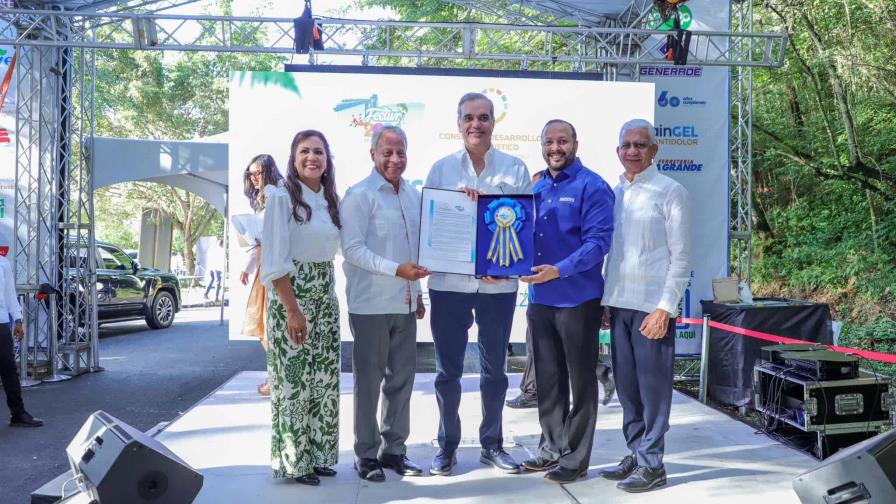 Abinader participa en acto inaugural de feria que promueve el turismo en Sánchez Ramírez