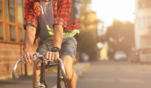 Japón introduce penas de prisión para ciclistas que utilicen el celular o conduzcan ebrios