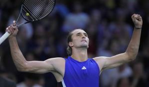 Zverev supera afición y al local Fils para llegar a cuartos de final del Masters de París