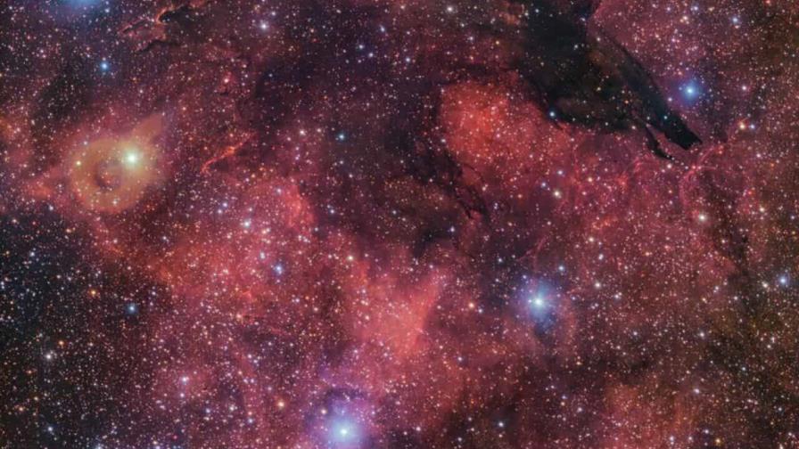 Un telescopio del ESO capta una nebulosa oscura con la forma de un lobo fantasmagórico