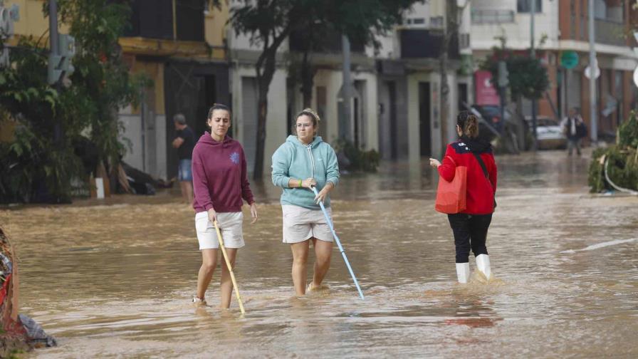 Pasa varias horas subido a un árbol en Paiporta (Valencia) durante inundaciones en España