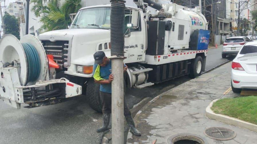 Alcaldía del Distrito Nacional intensifica limpieza de imbornales ante alertas de inundaciones