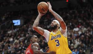 Davis anota 38 tantos por Lakers, que vencen a Raptors 131-125 y logran 1ra victoria de visita