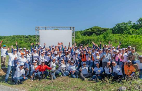 Edesur realiza jornada de reforestación en San Cristóbal con la siembra de 2,000 plantas