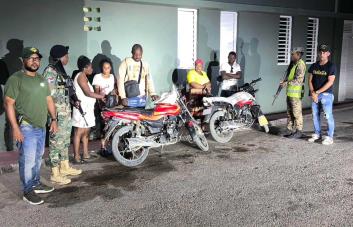 Ejército envía a la justicia a motociclistas que transportaban indocumentados haitianos
