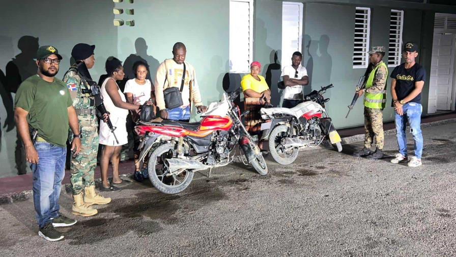 Ejército envía a la justicia a motociclistas que transportaban indocumentados haitianos