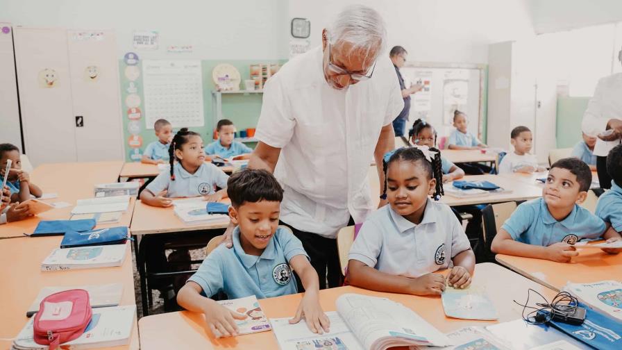 Ministro de Educación Ángel Hernández pide cuidar libros de textos