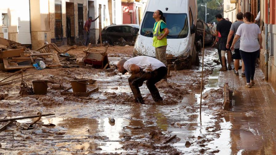 Nos dejaron completamente solos, denuncian las víctimas del temporal en Valencia