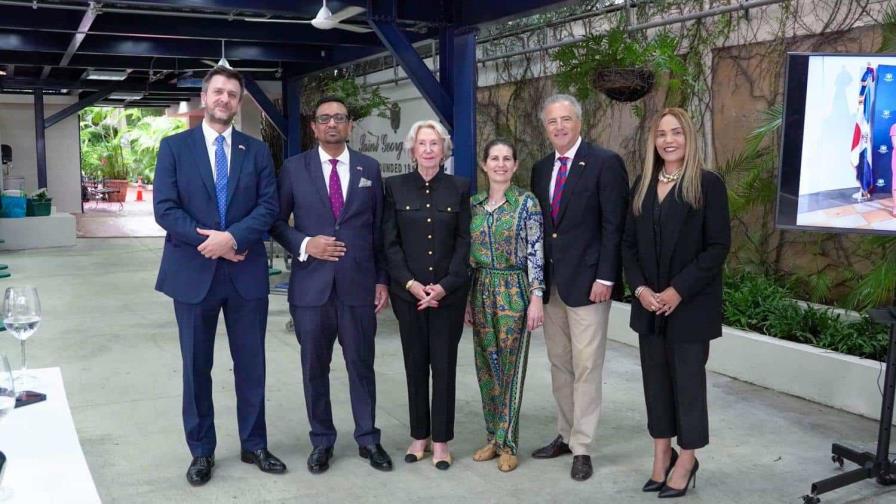 Colegio Saint George School despide a miembro de su consejo de asesores