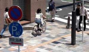Japón amenaza con la cárcel a ciclistas que usen el teléfono
