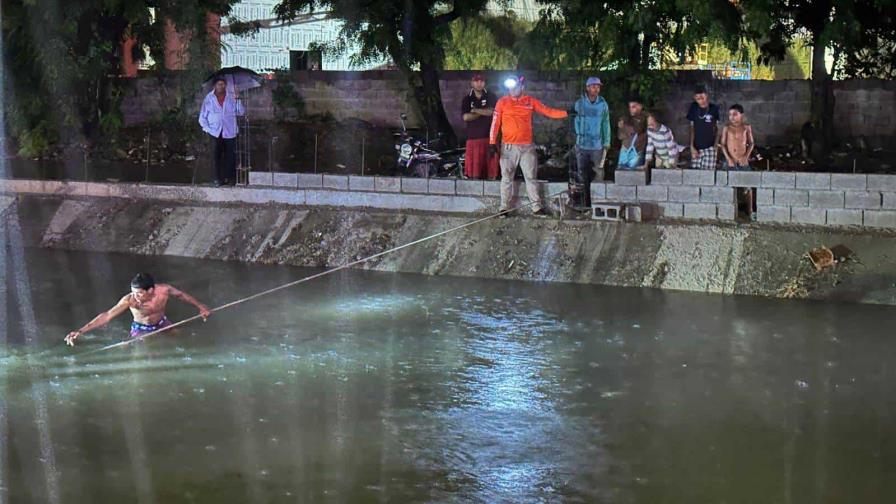 Hombre sobrevive tras caer con su vehículo en el canal de riego en Santiago Oeste