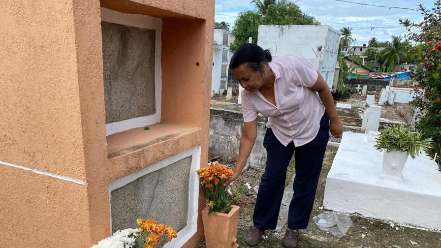 Pocos visitantes y silencio: el ambiente el Día de los Difuntos en el cementerio Cristo Redentor