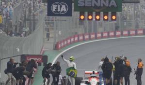 Hamilton lamenta no competir con el auto de Senna tras conducirlo antes del Gran Premio de Brasil