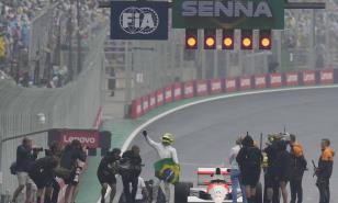 Hamilton lamenta no competir con el auto de Senna tras conducirlo antes del Gran Premio de Brasil