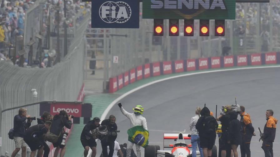 Hamilton lamenta no competir con el auto de Senna tras conducirlo antes del Gran Premio de Brasil