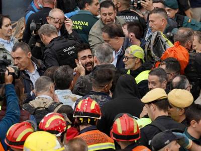 Insultan lanzan barro a los reyes de España