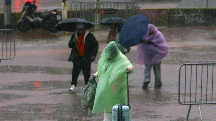 Aguaceros en Barcelona paralizan trenes mientras soldados buscan víctimas de crecidas en Valencia