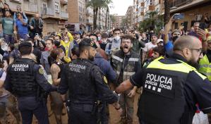Tensión, insultos e indignación durante la visita de los reyes a zona de inundaciones en Valencia