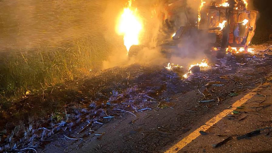 Cuatro personas mueren calcinadas dentro de vehículo que chocó en autopista Duarte