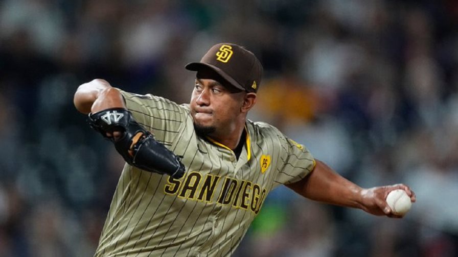 El dominicano Wandy Peralta ejerce opción con los Padres de San Diego