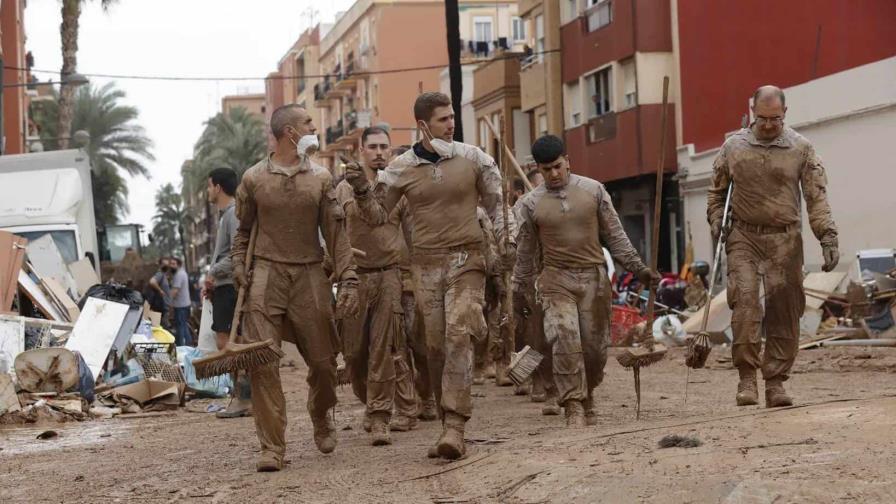 España: los militares llegaron a Paiporta, vestidos de paisanos y armados con escobas