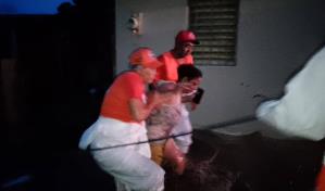 Defensa Civil rescata a personas afectadas por inundaciones en Valverde