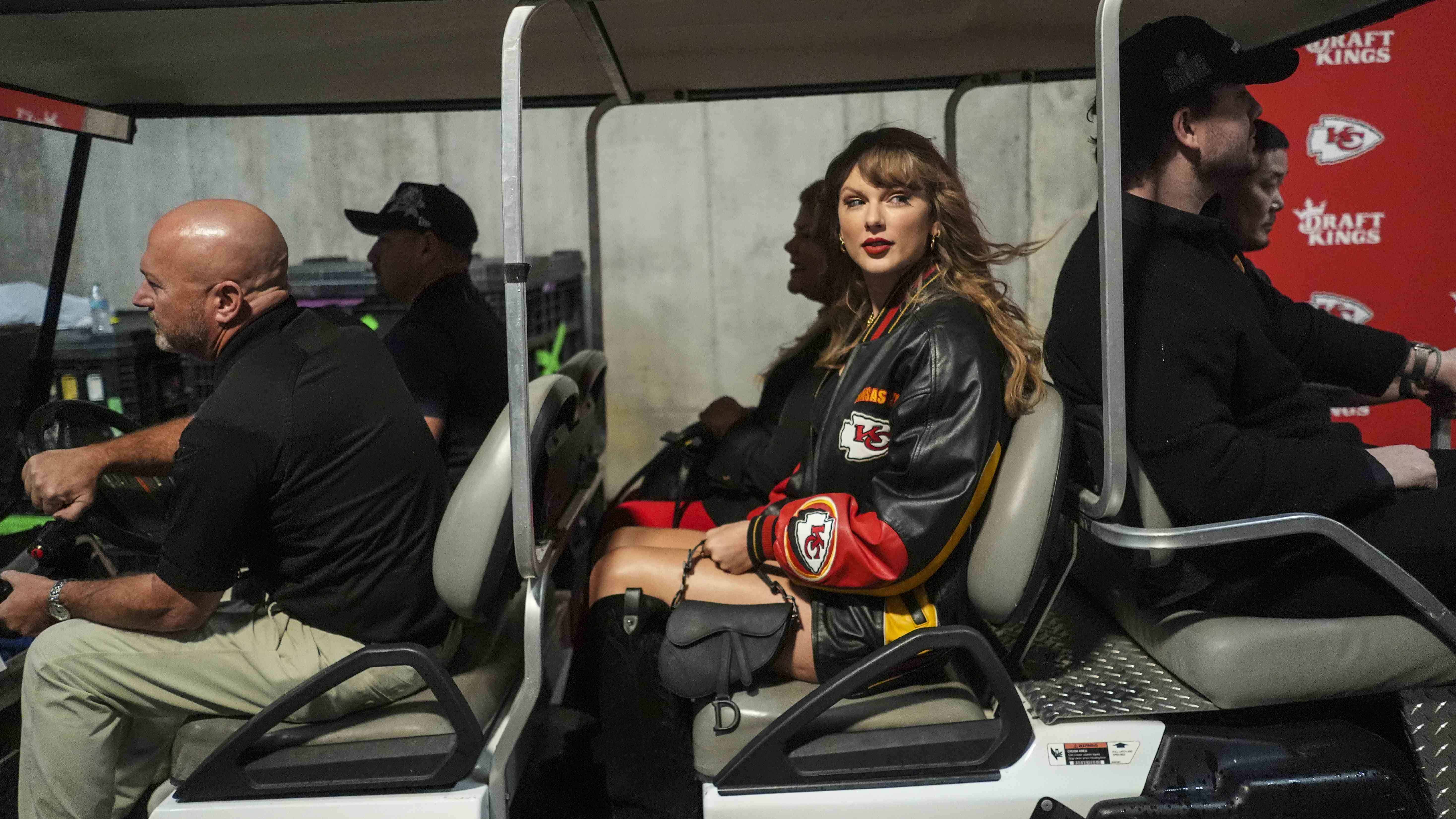 La cantante Taylor Swift ingresa al estadio antes de un partido de fútbol americano de la NFL entre los Chiefs de Kansas City y los Buccaneers de Tampa Bay.