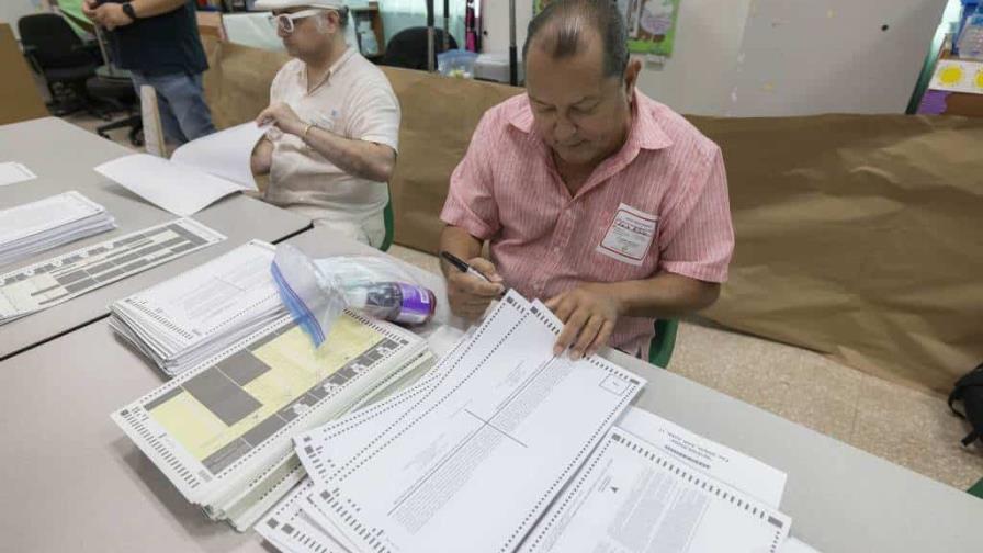 Empieza el conteo de votos de elecciones de Puerto Rico aunque miles esperan aun por votar