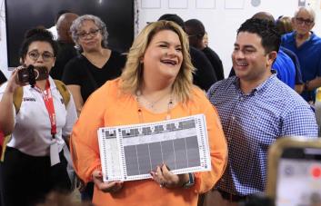 Llaman corrupta a la candidata Jenniffer González al votar en comicios de Puerto Rico