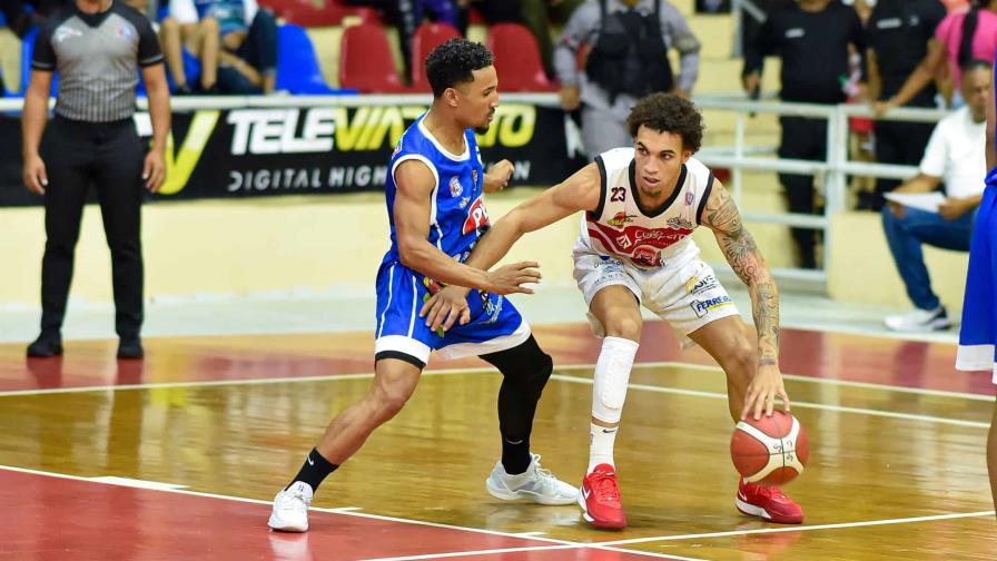 Juan Guerrero lleva al máximo la semifinal en básquet de Moca