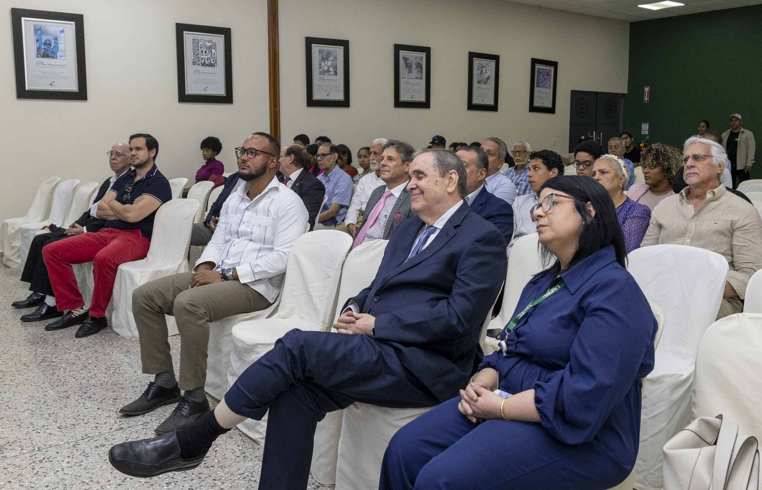 El panel contó con la presencia de docentes y estudiantes. 