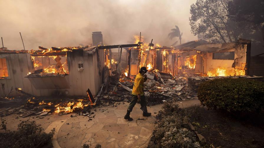 Cientos de personas huyen y sus casas arden por incendios forestales en el sur de California