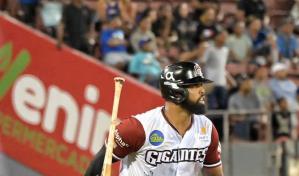 Video | Carlos Peguero deja en el terreno a los Tigres del Licey