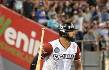 Video | Carlos Peguero deja en el terreno a los Tigres del Licey