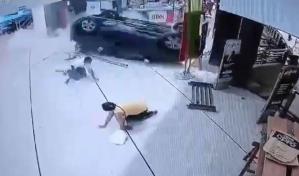 Momento en que un vehículo cae dentro de sucursal del Supermercados Nacional